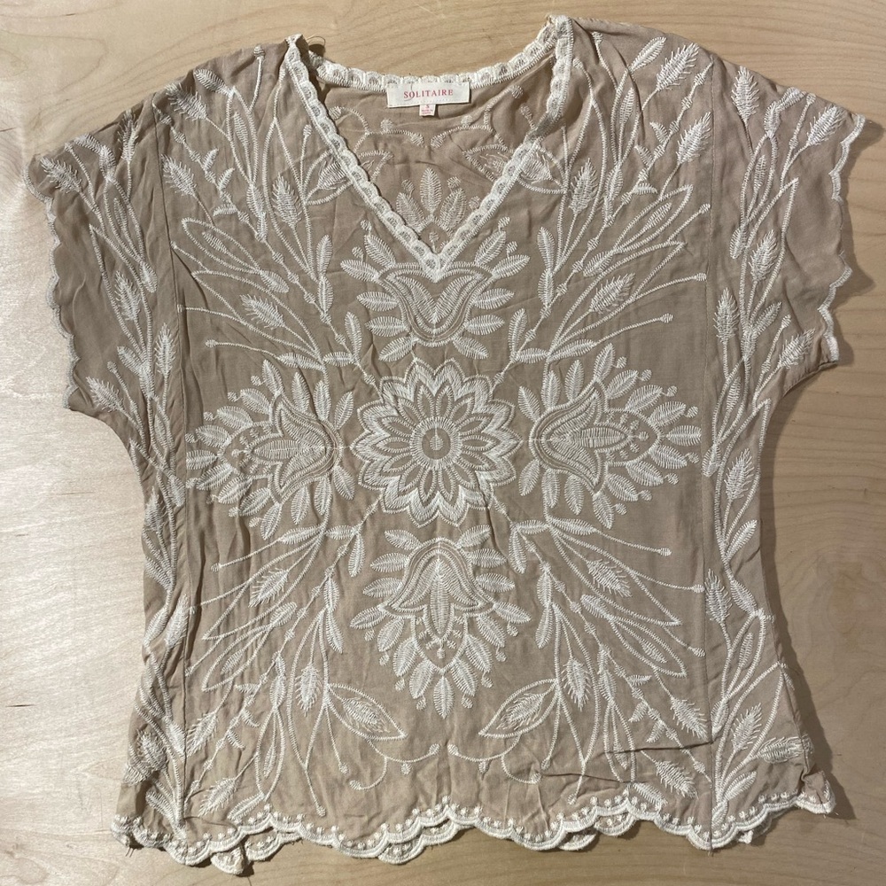 Solitaire Beige Embroidered V-Neck Women's Top Small (QW)